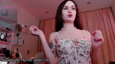 Snapshot of meow_on_da_cam chatting on May 10, 2:44 pm meow_on_da_cam online show from May 10, 2:44 pm