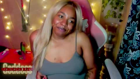 Snapshot of mercedesredd chatting on June 6, 2:44 pm Mercedes Redd online show from June 6, 2:44 pm