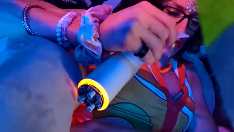 gurlnips online show from December 3, 6:06 pm