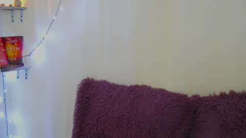 Snapshot of merida_bell18 chatting on January 3, 12:11 am Merida Bell online show from January 3, 12:11 am