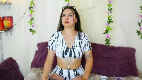 Snapshot of merida_bell18 chatting on February 28, 11:45 pm Merida Bell online show from February 28, 11:45 pm