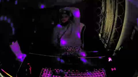 Snapshot of mesmereyes chatting on December 28, 1:06 pm mesmereyes online show from December 28, 1:06 pm