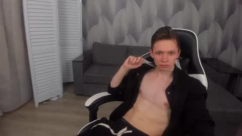 Snapshot of meverik_oushen chatting on April 23, 1:46 pm MEVERIK OUSHEN online show from April 23, 1:46 pm