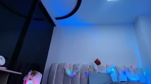 Emi online show from December 16, 7:19 pm