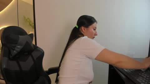 M I A  online show from October 26, 3:01 am