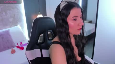 M I A  online show from November 1, 2:57 am