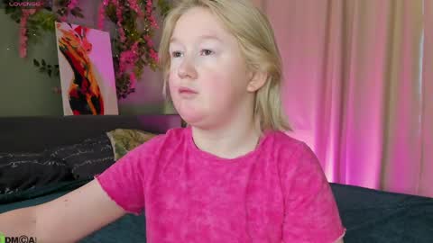 Mia online show from March 24, 3:00 am