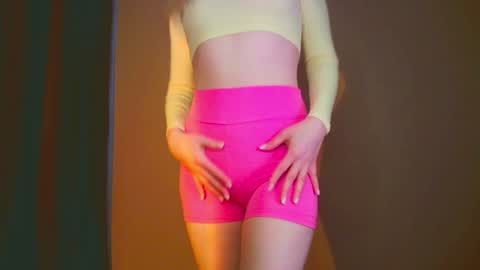 Snapshot of mia_fleur_ chatting on December 6, 8:48 am Mia online show from December 6, 8:48 am