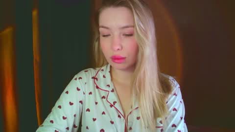 Snapshot of mia_fleur_ chatting on December 18, 3:15 am Mia online show from December 18, 3:15 am