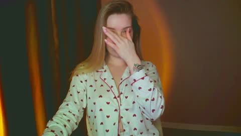 Snapshot of mia_fleur_ chatting on December 26, 2:01 am Mia online show from December 26, 2:01 am