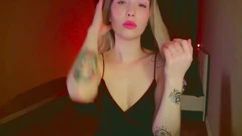 Snapshot of mia_fleur_ chatting on February 16, 3:58 am Mia online show from February 16, 3:58 am