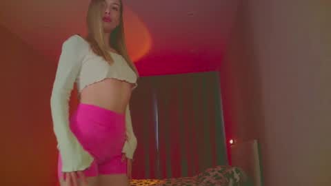 Snapshot of mia_fleur_ chatting on March 11, 4:10 am Mia online show from March 11, 4:10 am