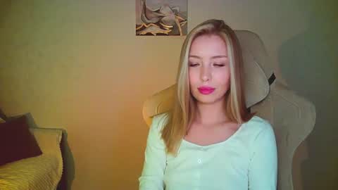 Mia online show from August 3, 12:31 am