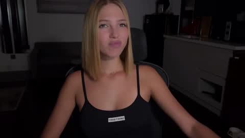 mia_floo online show from September 25, 3:27 pm