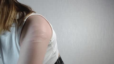 Mia online show from January 12, 3:06 pm