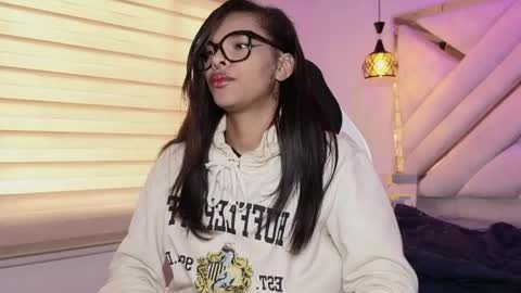 Mia online show from April 15, 5:20 pm