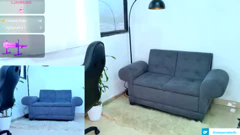 Snapshot of mia_hotwife chatting on January 8, 10:12 pm Mia.... Nice to meet you thumb up me please its important online show from January 8, 10:12 pm