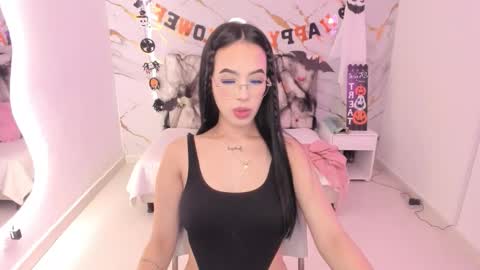 Snapshot of mia_jonnees chatting on October 31, 1:01 pm online show from October 31, 1:01 pm