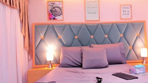 Snapshot of mia_littledoll chatting on November 17, 4:18 am Mia online show from November 17, 4:18 am