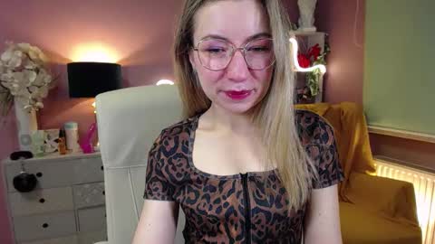 Mia online show from December 12, 7:52 am