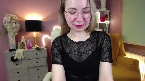 Mia online show from December 13, 8:09 am