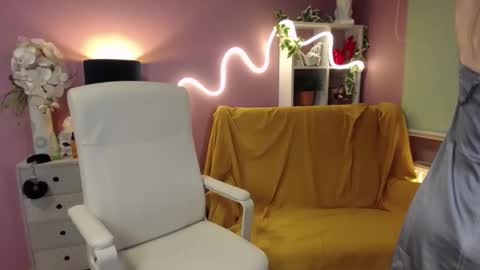 Mia online show from December 14, 8:02 am