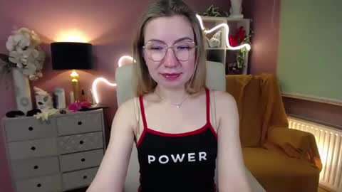 Mia online show from December 17, 10:55 am