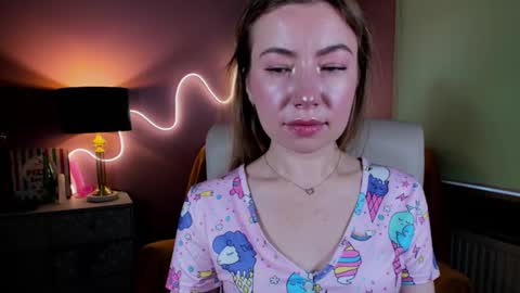 Mia online show from November 15, 8:55 am