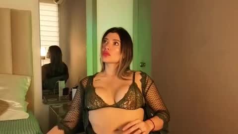 Snapshot of mia_monroe_888 chatting on November 10, 9:58 pm Mia Monroe online show from November 10, 9:58 pm