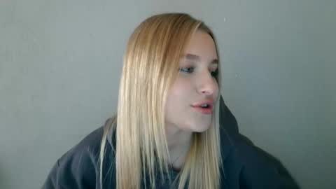 Mia online show from September 18, 1:57 pm