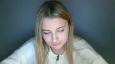 Mia online show from September 27, 3:50 pm