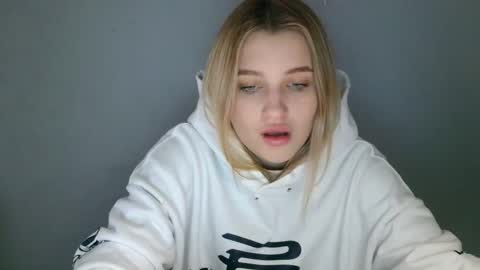 Mia online show from September 29, 11:26 am