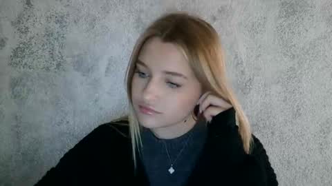 Mia online show from October 4, 1:31 pm