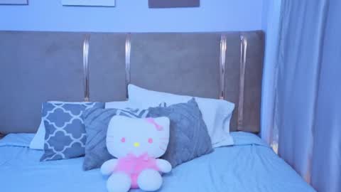 Snapshot of mia_naive chatting on June 28, 12:44 pm Mia online show from June 28, 12:44 pm