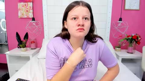 Mia  online show from December 3, 12:58 pm