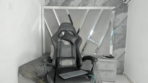 mia_petiteht online show from April 6, 10:11 pm