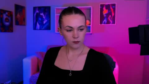 mia online show from April 25, 9:12 am