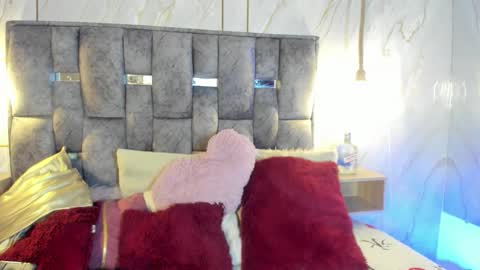 Mia Roux online show from February 6, 3:11 am