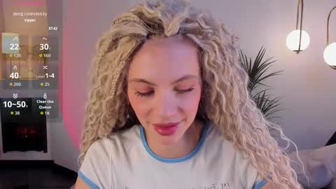 Mia online show from October 21, 6:14 am