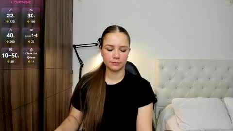 Mia online show from November 21, 12:04 pm