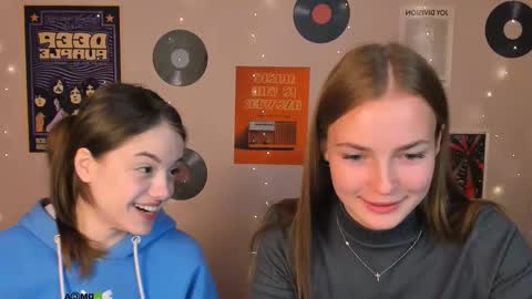 Snapshot of mia_starrr_ chatting on November 6, 9:43 am mia_starrr_ online show from November 6, 9:43 am