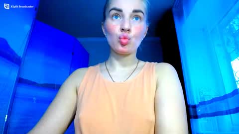 Snapshot of mia_sunnyy chatting on December 6, 1:00 pm Mia. online show from December 6, 1:00 pm