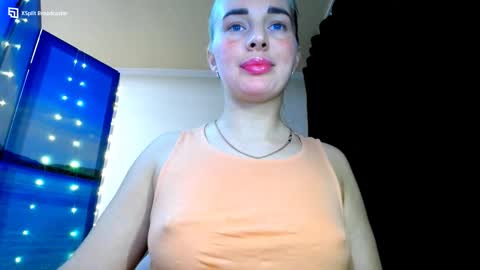 Snapshot of mia_sunnyy chatting on December 10, 9:43 pm Mia. online show from December 10, 9:43 pm