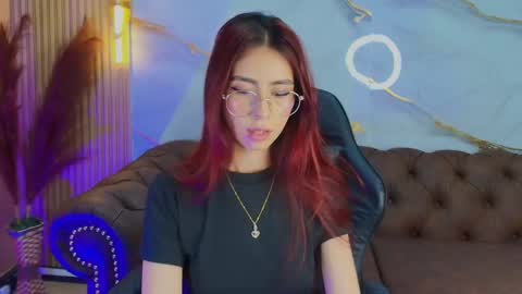 Mia online show from October 3, 1:41 pm