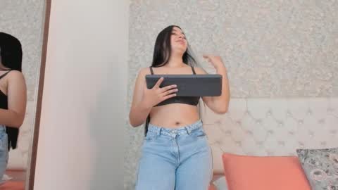 Mia online show from September 24, 11:46 am