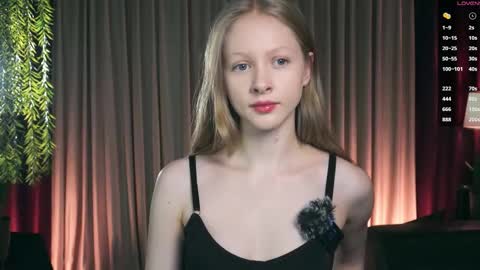 Mia online show from December 18, 4:02 pm