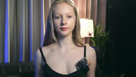 Mia online show from December 19, 7:10 pm