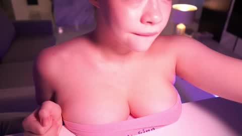 VixenMia online show from October 8, 3:26 am