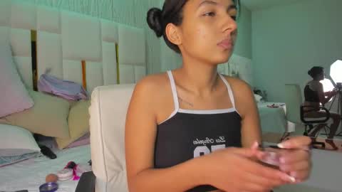 mia_vy online show from February 22, 3:07 am