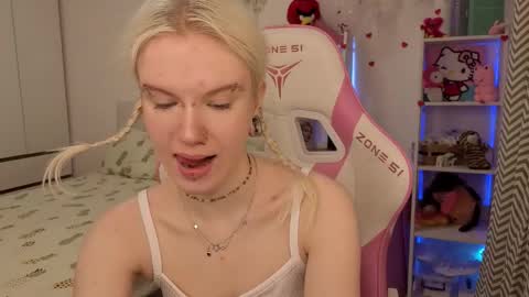 Snapshot of mia_waterlily chatting on February 25, 3:16 am Mia online show from February 25, 3:16 am